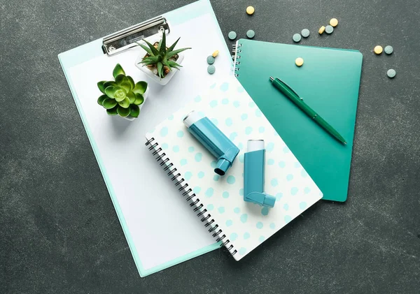 Asthma Inhalers Clipboard Notebooks Houseplants Pills Dark Background — Stock Photo, Image