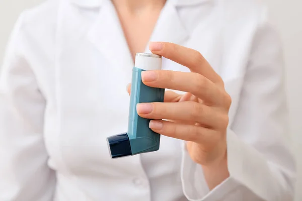 Lekarz Inhalatorem Astmę Zbliżenie — Zdjęcie stockowe