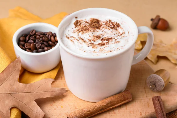 Tasse Leckerer Kaffee Mit Zimt Und Bohnen Auf Beigem Hintergrund — Stockfoto