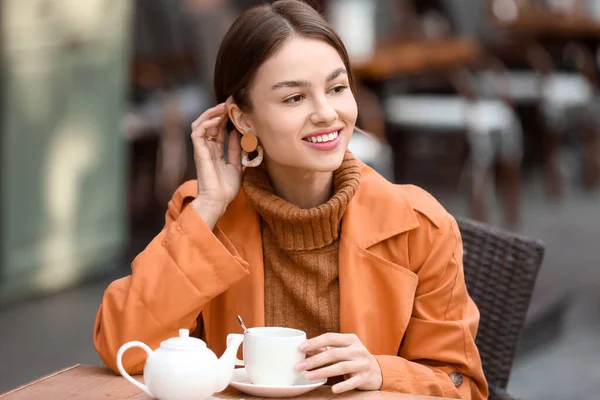 Glimlachende Vrouw Met Kopje Thee Genietend Van Herfstdag Straatcafé — Stockfoto
