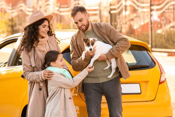 Famiglia Felice Con Simpatico Cane Vicino Auto Gialla All Aperto — Foto Stock