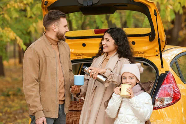 Gelukkige Familie Drinken Hete Thee Buurt Van Gele Auto Herfstdag — Stockfoto