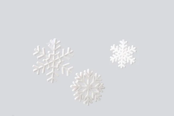Λευκά Νιφάδες Χιονιού Κρέμονται Στο Φως Φόντο — Φωτογραφία Αρχείου