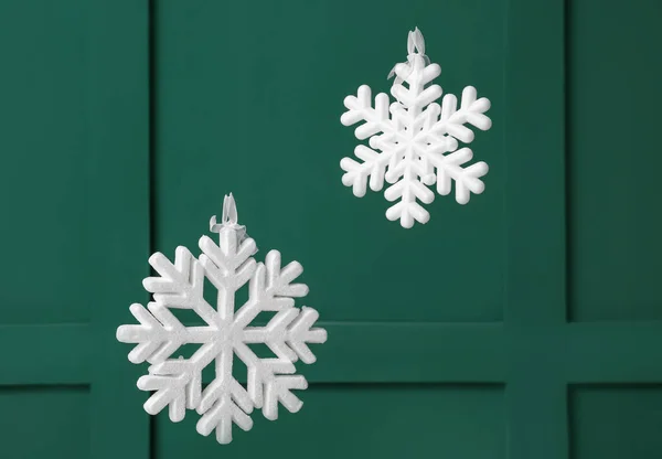 White Snowflakes Hanging Green Background — Stock Photo, Image