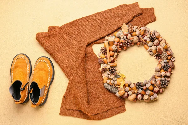 彩色背景下的婴儿毛衣 鞋子和秋季花环 — 图库照片