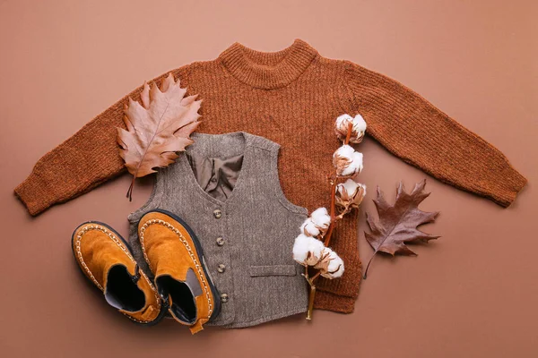 Stilvolle Babykleidung Schuhe Baumwollzweig Und Herbstblätter Auf Farbigem Hintergrund — Stockfoto