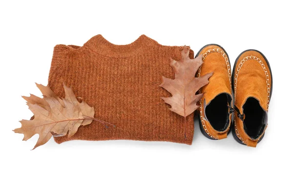 婴儿衣服 鞋子和秋天的树叶被白色的背景隔开了 — 图库照片