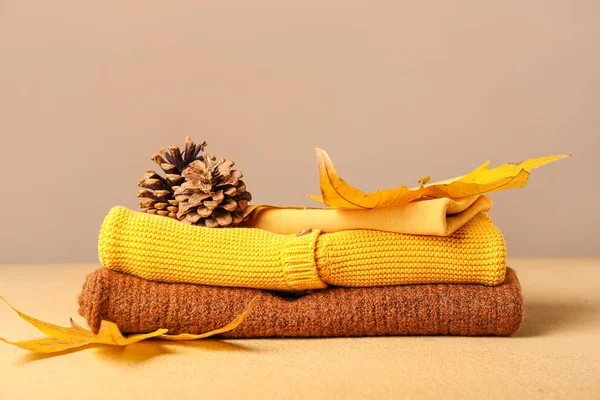 Hromada Dětské Oblečení Borovicové Šišky Podzimní Listí Barevném Pozadí — Stock fotografie