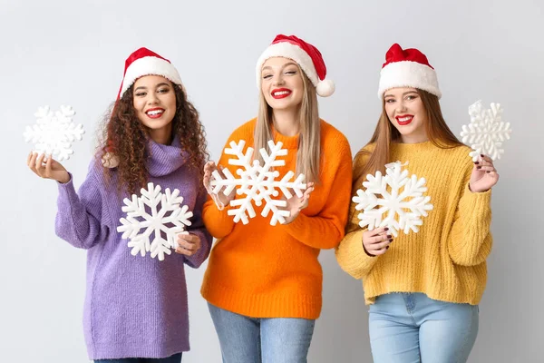 Hermosas Mujeres Jóvenes Sombreros Santa Con Copos Nieve Sobre Fondo —  Fotos de Stock