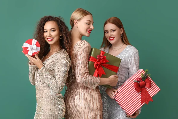 Schöne Junge Frauen Mit Weihnachtsgeschenken Auf Farbigem Hintergrund — Stockfoto
