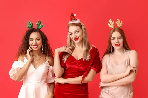 Красиві Молоді Жінки Різдвяним Декором Кольоровому Фоні — стокове фото