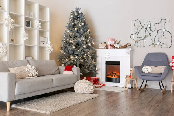 クリスマスツリーとモダンなリビングルームのインテリア — ストック写真