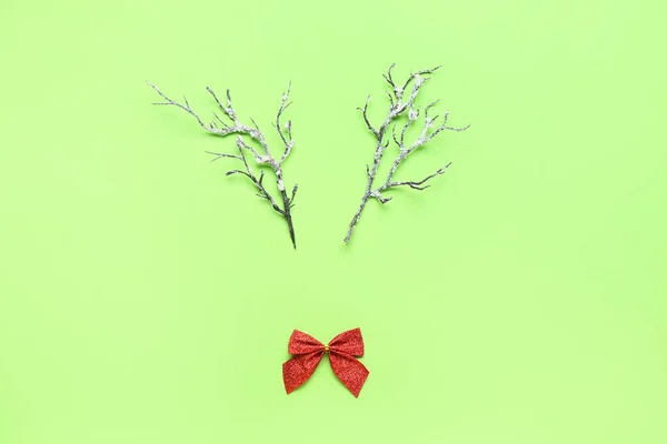 Weihnachten Rentiere Aus Zweigen Mit Schnee Und Schleife Auf Farbigem — Stockfoto