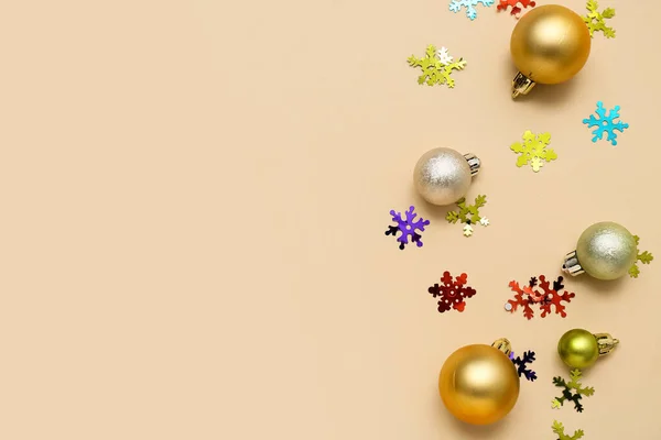Hermosas Decoraciones Navidad Confeti Sobre Fondo Color —  Fotos de Stock