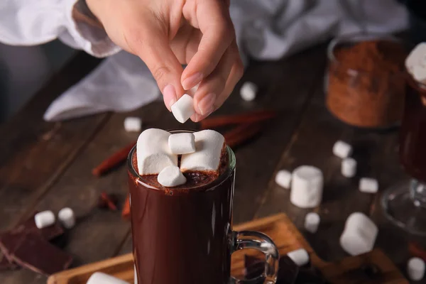 Frau Fügt Marshmallows Glasbecher Mit Leckerer Heißer Schokolade Auf Holzgrund — Stockfoto