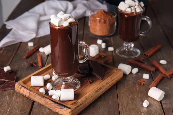 Glazen Kopjes Lekkere Warme Chocolademelk Met Marshmallows Houten Ondergrond — Stockfoto
