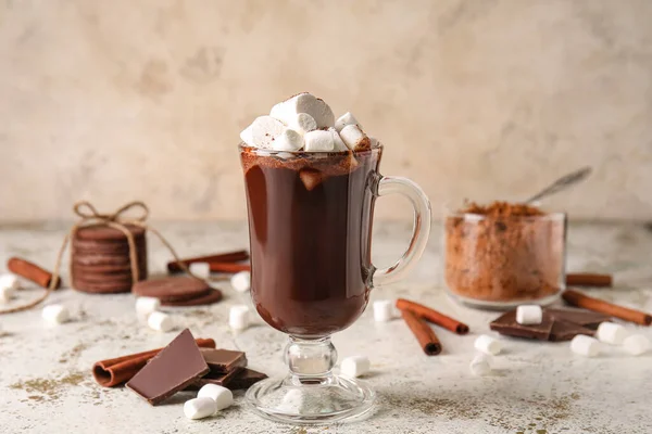 Glazen Kopje Lekkere Warme Chocolademelk Met Marshmallows Lichte Ondergrond — Stockfoto