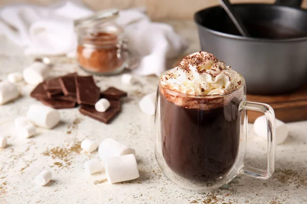 Glazen Kopje Lekkere Warme Chocolademelk Lichte Achtergrond — Stockfoto