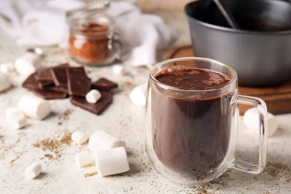 Copa Vidrio Sabroso Chocolate Caliente Sobre Fondo Claro — Foto de Stock
