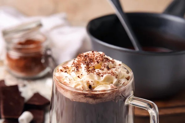 桌上放上一杯热巧克力 — 图库照片