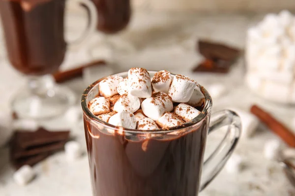 Copa Vidrio Sabroso Chocolate Caliente Con Malvaviscos Sobre Fondo Claro — Foto de Stock