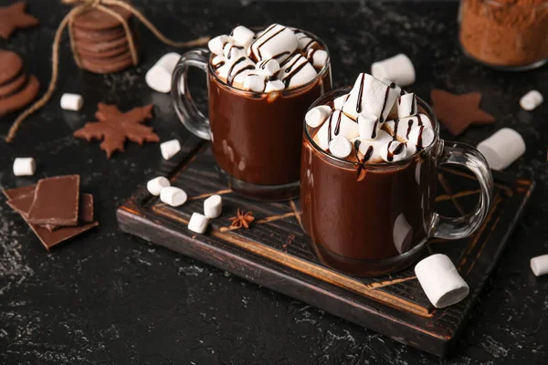 Glazen Kopjes Lekkere Warme Chocolademelk Met Marshmallows Zwarte Achtergrond — Stockfoto