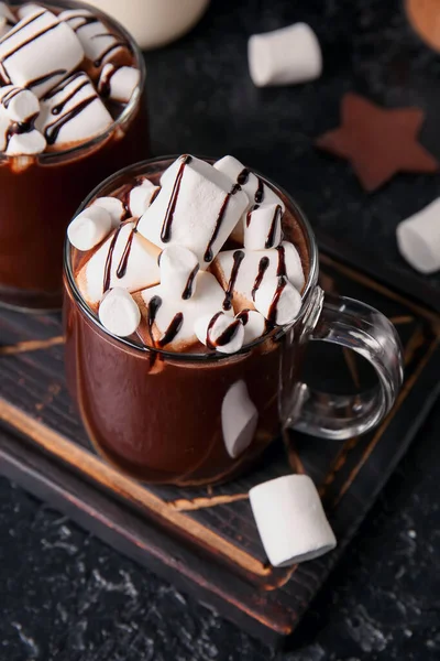 Glas Koppar Välsmakande Varm Choklad Med Marshmallows Svart Bakgrund — Stockfoto