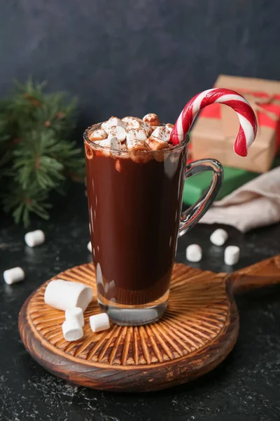 Glasschale Mit Leckerer Heißer Schokolade Mit Marshmallows Und Zuckerrohr Auf — Stockfoto