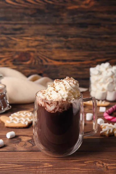 Glazen Kopje Lekkere Warme Chocolademelk Houten Achtergrond — Stockfoto