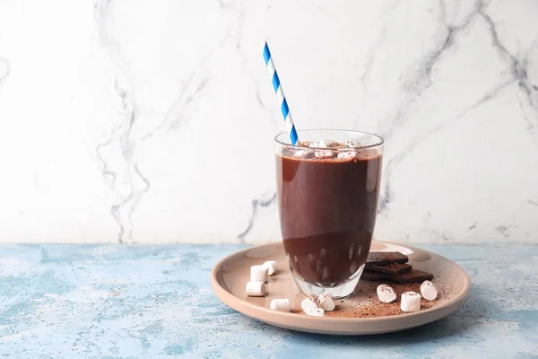Ein Glas Leckere Heiße Schokolade Mit Marshmallows Auf Dem Tisch — Stockfoto