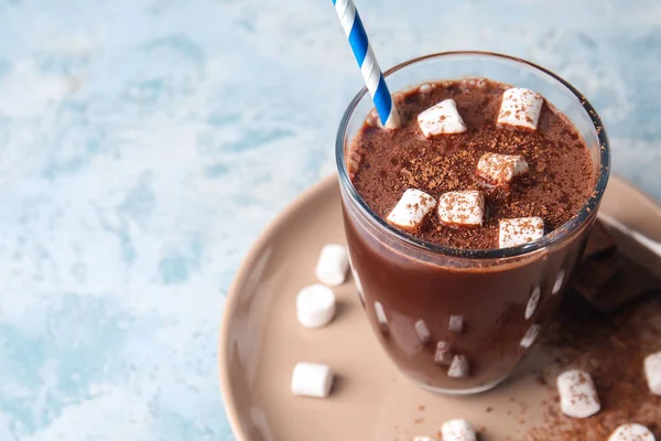 Copa Sabroso Chocolate Caliente Con Malvaviscos Sobre Fondo Azul —  Fotos de Stock