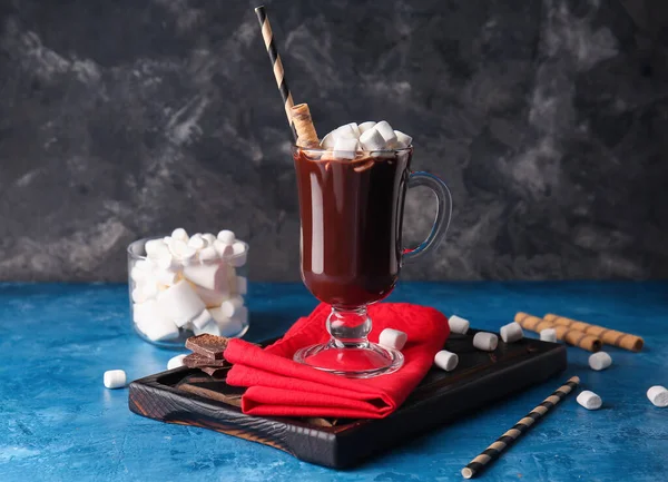 テーブルの上にマシュマロとおいしいホットチョコレートのグラスカップ — ストック写真