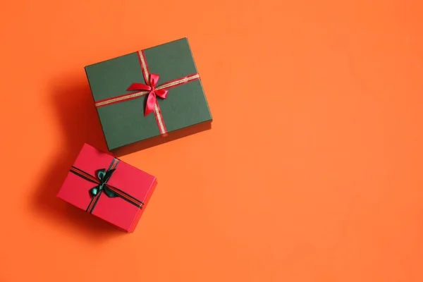 Hermosas Cajas Regalo Navidad Sobre Fondo Naranja — Foto de Stock