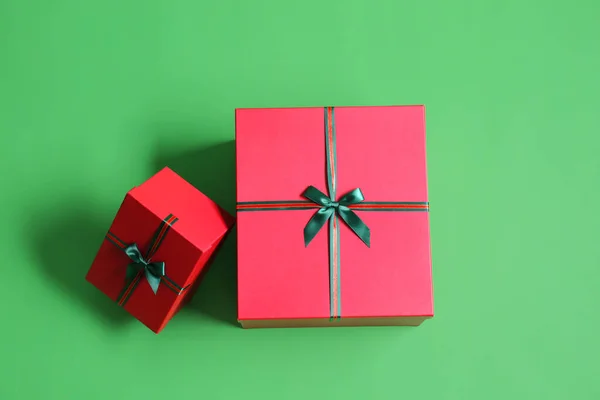 緑の背景に美しいクリスマスのギフトボックス — ストック写真