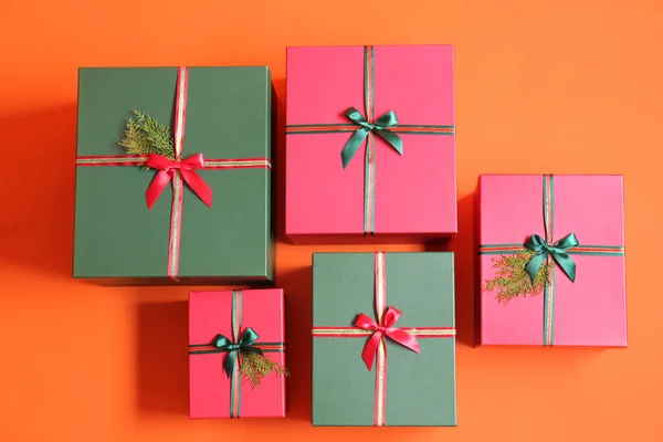 Hermosas Cajas Regalo Navidad Sobre Fondo Naranja —  Fotos de Stock