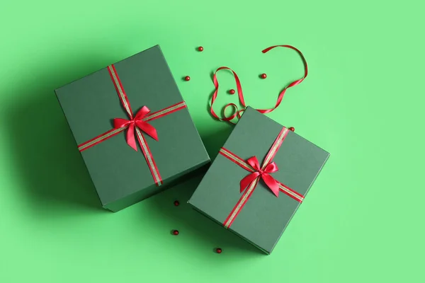Schöne Weihnachtsgeschenkboxen Auf Grünem Hintergrund — Stockfoto