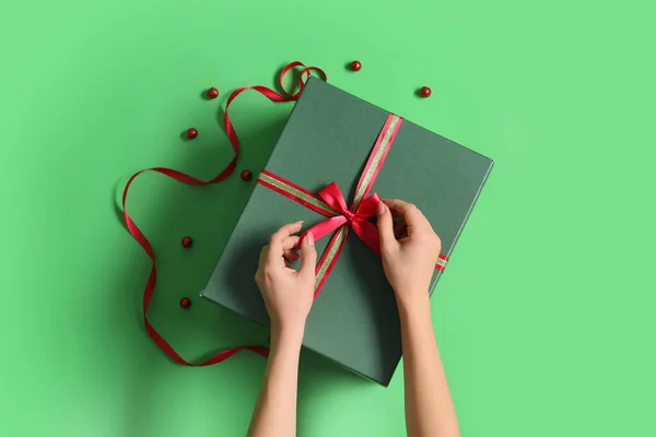 Woman Decorating Christmas Gift Box Green Background — Stock Photo, Image