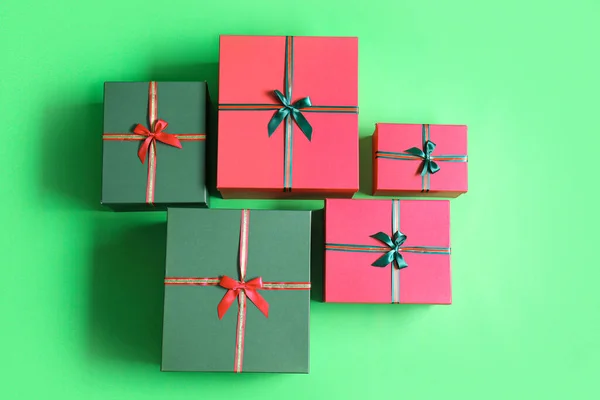 Hermosas Cajas Regalo Navidad Sobre Fondo Verde — Foto de Stock