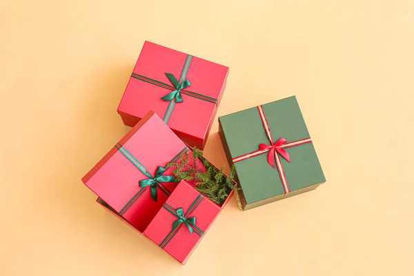 米色背景的漂亮圣诞礼品盒 — 图库照片