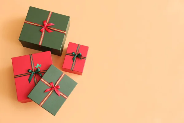 Hermosas Cajas Regalo Navidad Sobre Fondo Beige — Foto de Stock