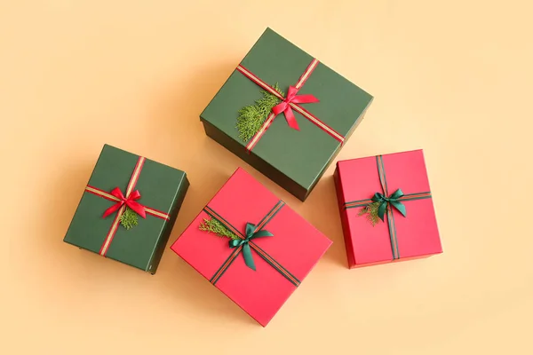 Hermosas Cajas Regalo Navidad Sobre Fondo Beige —  Fotos de Stock