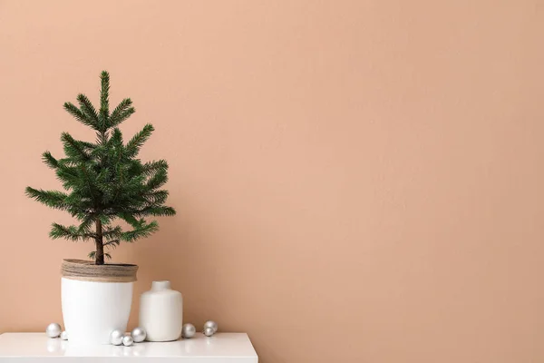 Hermoso Árbol Navidad Maceta Con Bolas Mesa Cerca Pared Beige — Foto de Stock
