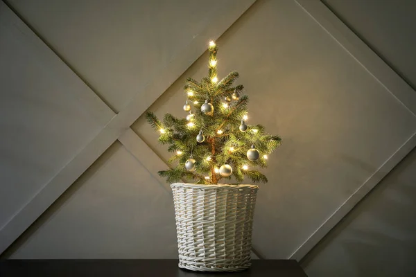 Bela Árvore Natal Decorada Vaso Mesa Perto Parede Clara — Fotografia de Stock