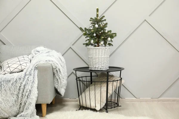 아름다운 크리스마스 트리가 가벼운 소파에 — 스톡 사진