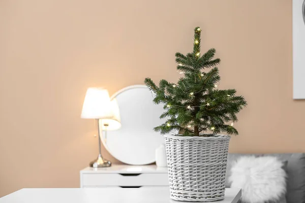 Bela Árvore Natal Vaso Mesa Dentro Casa — Fotografia de Stock