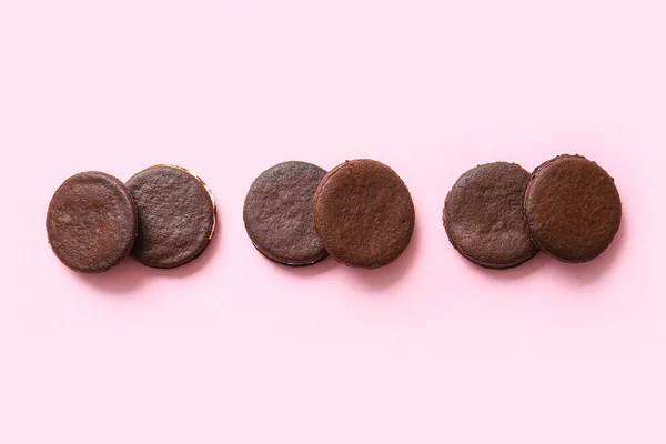 Chutné Čokoládové Sušenky Smetanou Růžovém Pozadí — Stock fotografie