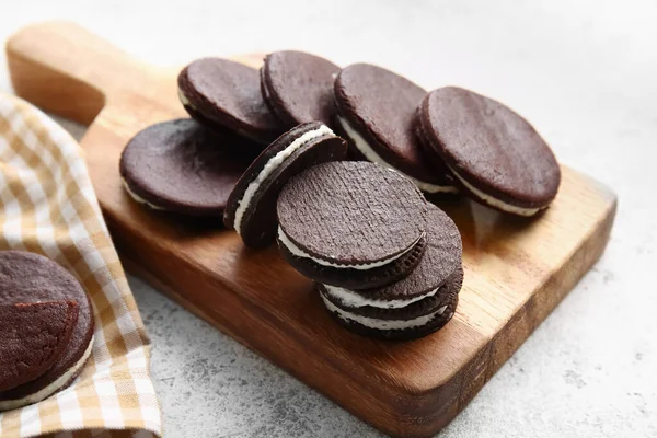 Board Tasty Chocolate Cookies Light Background Closeup — Stock Photo, Image