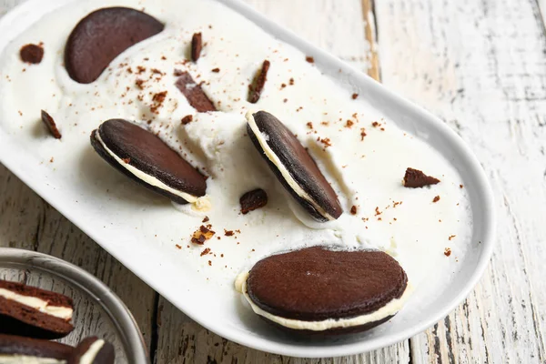 Tigela Com Biscoitos Chocolate Saborosos Creme Fundo Madeira Leve Close — Fotografia de Stock