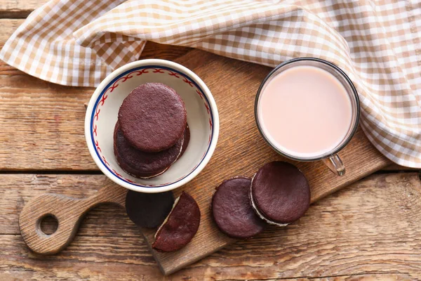 Schüssel Mit Leckeren Schokoladenkeksen Und Tasse Kaffee Auf Holzgrund — Stockfoto