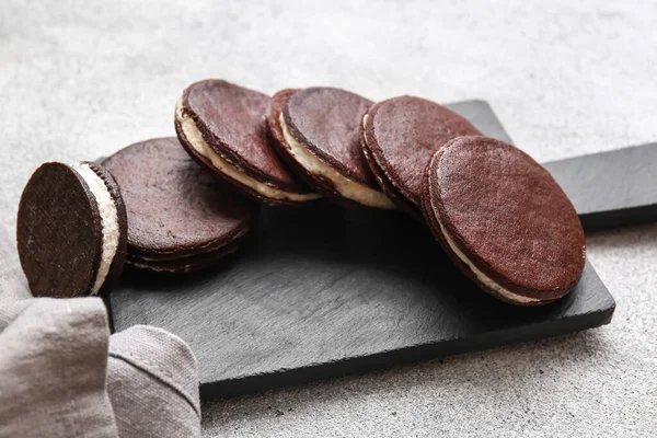 Slate Board Tasty Chocolate Cookies Light Background Closeup — Stock Photo, Image